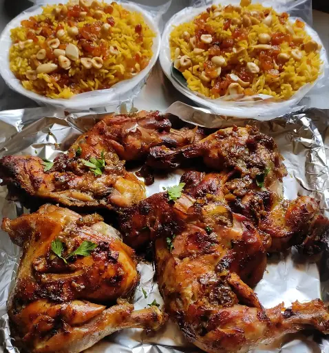أرز بسمتي بالزبيب والمكسرات مع ربع فرخة متبلة صدور أو وراك